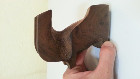 Vendo cacha diestra para pistola walther gsp, la cacha es de tamaño XL, está en buen estado pero retocada 02