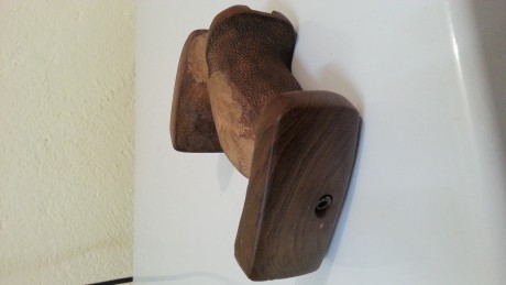 Vendo cacha diestra para pistola walther gsp, la cacha es de tamaño XL, está en buen estado pero retocada 01