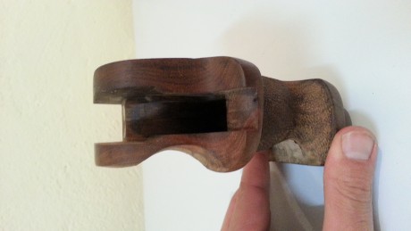 Vendo cacha diestra para pistola walther gsp, la cacha es de tamaño XL, está en buen estado pero retocada 00