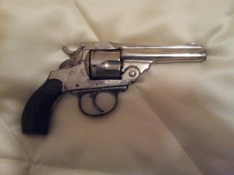 Hola a todos, soy nuevo en el foro.

He heredado un revolver y una pistola y me gustaría mucho que me 00