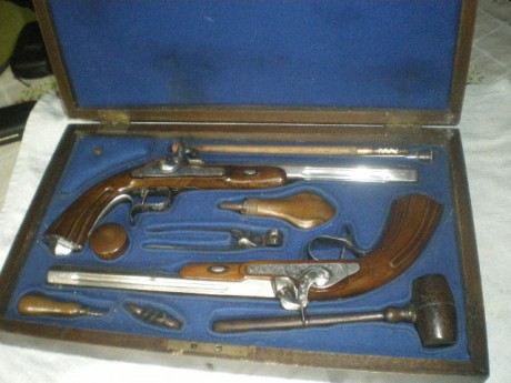 Hola vendo pareja de Pistolas de Duelo practicamente nuevas, en su caja no se de que Casa son pero pongo 11