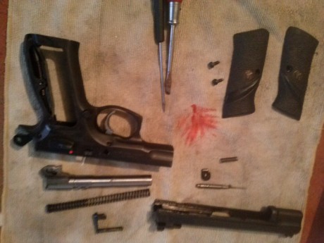 Queridos compañeros, os comento, al ser de tercera solo tengo un arma, una CZ75 , con carro 9mm y 22, 50