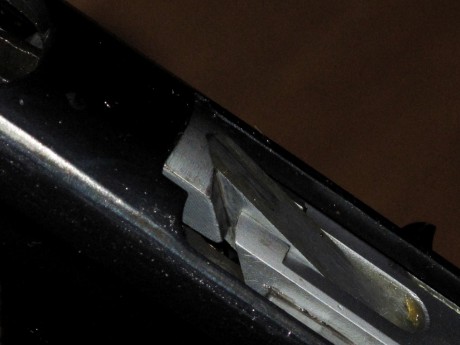 El problema es que se perdió el muelle del obturador y le puse uno de repuesto, pero la escopeta no acerroja. 141