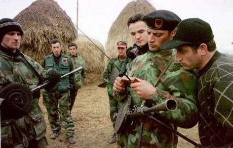 Compañeros,

En vista de las ganas de algunos (Elcafe, Wilcow, Vrakk, etc) por adivinar armas de películas 120
