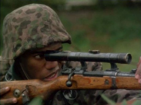 Compañeros,

En vista de las ganas de algunos (Elcafe, Wilcow, Vrakk, etc) por adivinar armas de películas 90