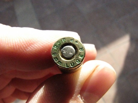 Tengo un par de cartuchos del 9 mm. que me los dieron hace ya algún tiempo en la galería de tiro para 02