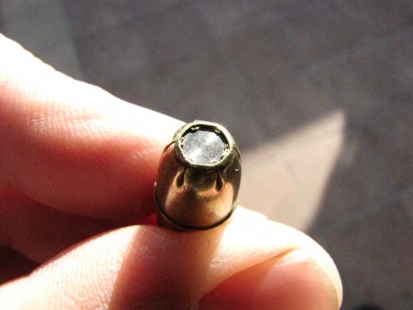 Tengo un par de cartuchos del 9 mm. que me los dieron hace ya algún tiempo en la galería de tiro para 01