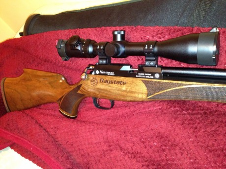 Bueno pues la huntsman xl, tenía ligeras marcas de uso en su piel y como estaba acabada la madera con 02