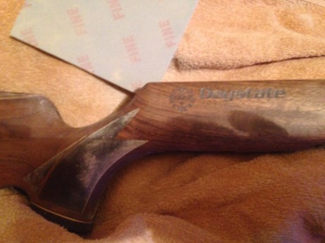 Bueno pues la huntsman xl, tenía ligeras marcas de uso en su piel y como estaba acabada la madera con 01