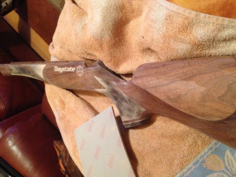 Bueno pues la huntsman xl, tenía ligeras marcas de uso en su piel y como estaba acabada la madera con 00