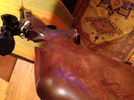 Bueno pues la huntsman xl, tenía ligeras marcas de uso en su piel y como estaba acabada la madera con 11