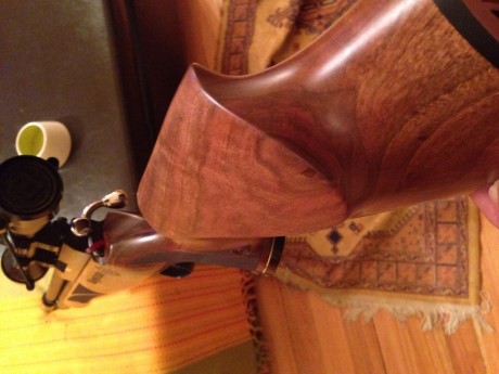 Bueno pues la huntsman xl, tenía ligeras marcas de uso en su piel y como estaba acabada la madera con 10