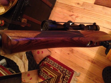 Bueno pues la huntsman xl, tenía ligeras marcas de uso en su piel y como estaba acabada la madera con 22