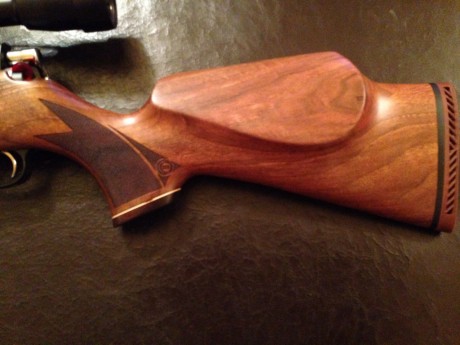 Bueno pues la huntsman xl, tenía ligeras marcas de uso en su piel y como estaba acabada la madera con 21