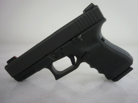 Se trata de una Glock 19 de cuarta generación,guiada en A, en magnifico estado mecánico y buen estado 00