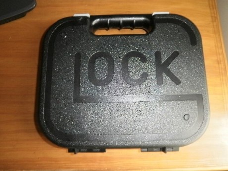 Se trata de una Glock 19 de cuarta generación,guiada en A, en magnifico estado mecánico y buen estado 10