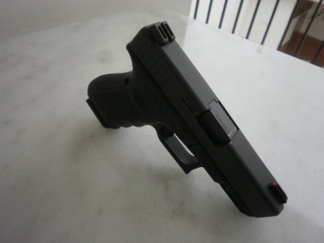 Se trata de una Glock 19 de cuarta generación,guiada en A, en magnifico estado mecánico y buen estado 22