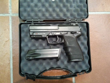 Vendo pistola HK USP calibre 45 acp con corredera negra y otra en inox, ambas con alza regulable de tritio, 01