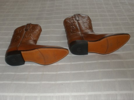 ¡Hola a todos !
Pues eso que vendo estas botas tejanas de TONY MORA del numero 44 me las regalaron hace 02
