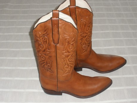 ¡Hola a todos !
Pues eso que vendo estas botas tejanas de TONY MORA del numero 44 me las regalaron hace 01