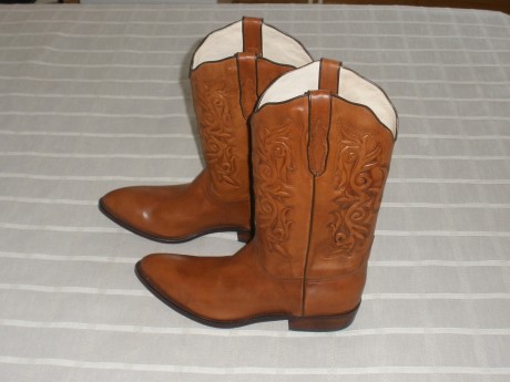 ¡Hola a todos !
Pues eso que vendo estas botas tejanas de TONY MORA del numero 44 me las regalaron hace 00