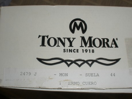 ¡Hola a todos !
Pues eso que vendo estas botas tejanas de TONY MORA del numero 44 me las regalaron hace 12
