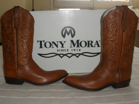 ¡Hola a todos !
Pues eso que vendo estas botas tejanas de TONY MORA del numero 44 me las regalaron hace 11