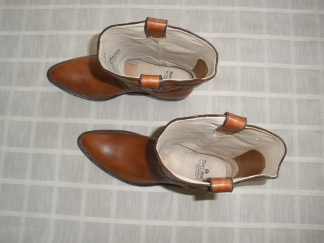 ¡Hola a todos !
Pues eso que vendo estas botas tejanas de TONY MORA del numero 44 me las regalaron hace 10
