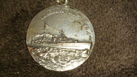  IMG-20131126-WA0004.jpg  IMG-20131126-WA0007.jpg Un amigo mio ha encontrado esta medalla en su casa,alguien 00