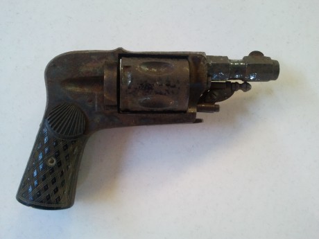 Hola a todos. Pues el otro día en mi club un compañero llevaba esta reliquia. No sé de donde lo habrá 01