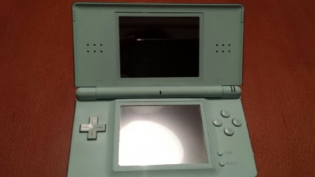 Buenos días a todos. 
Se vende una Nintendo DS en estado impecable, poco uso, ya que el usuario descubrió 02