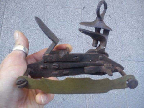 A ver esos expertos.

He recibido dos fotos enviadas por un amigo en las que aparece una llave de chispa, 01