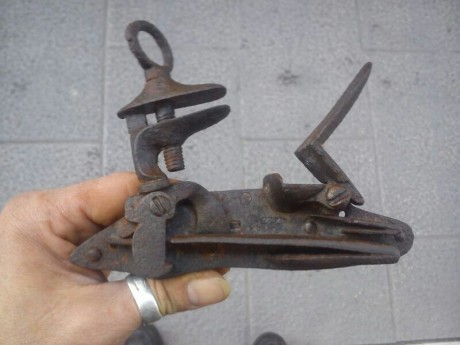 A ver esos expertos.

He recibido dos fotos enviadas por un amigo en las que aparece una llave de chispa, 00