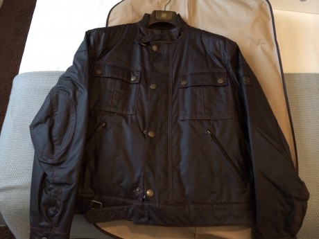 Descripción cazadora belstaff marrón nueva
Con funda original, ver fotos
Comprado en el corte inglés
Con 00