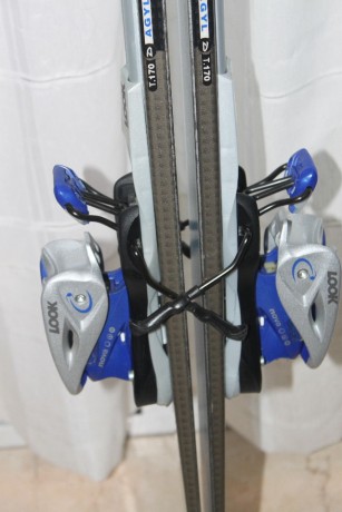 Vendo lo enúnciado.

Esquies, botas, palos, casco y gafas todo sin usar a estrenar.

Todo lo dejo por 02