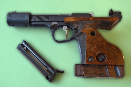 Se vende pistola para "Standard" marca UNIQUE modelo D:E:S: 69 del calibre 22 largo, dos cargadores.
350 00
