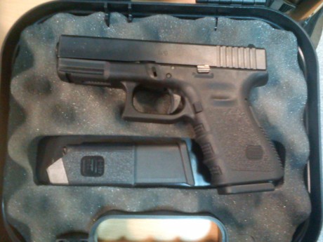 Vendo pistola Glock modelo 19 calibre 9mmpb en perfecto estado. Con 2 cargadores, libro de instrucciones 00