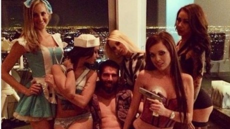 Este sí que es un "bon vivant": https://abcblogs.abc.es/poker-ajedrez/public/post/chicas-armas-lujo-excesos-jugador-poker-dan-bilzerian-rey-de-instagram-16901.asp/