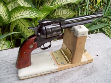 Pues eso compañeros, si alguno de vosotros tiene alguna idea de como fabricar un potro para sujetar una 10