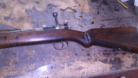 Buenas a todos.
Esta tarde he estado con un amigo, que quiere quitarse 2 viejos mausers que heredo. 
Poco 02