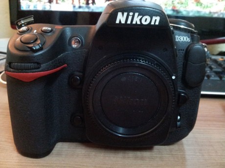 Se vende camara digital reflex Nikon D300s. Poco uso y a nivel usuario. Se puede vender tambien con funda, 01