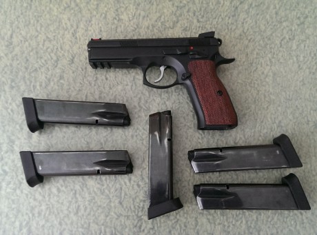 Buenos días

Vendo CZ SP01 SHADOW de las primeras (año 2008) afinada por Ceferino Massip. 
El arma se 02