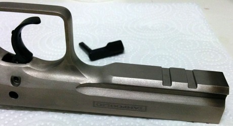 Buenas, hoy ando de limpieza de armas, como quitáis vosotros el "quemado" de la punta del armazón 00