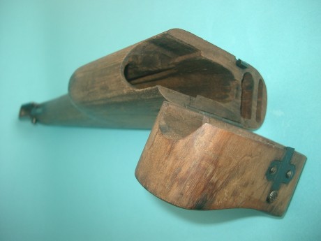 Dispongo para venta de culatín funda en madera para pistola belga FN 1903 BL.

Este culatín pertenece 21