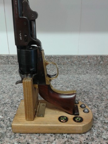  IMG_20240510_181113.jpg bancos de carga para remington y colt     30 euros y 15 euros el empistonador 142