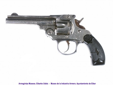 Hola,
La historia de esta pistola es muy anterior a la guerra civil española, que fué enterrada en una 90