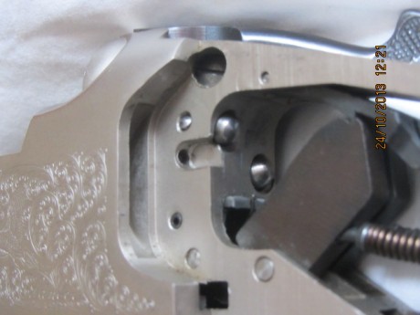 hola tengo la aguja de mi lanber superpuesta rota y no se como acceder a ella. tiene dos pasadores que 42