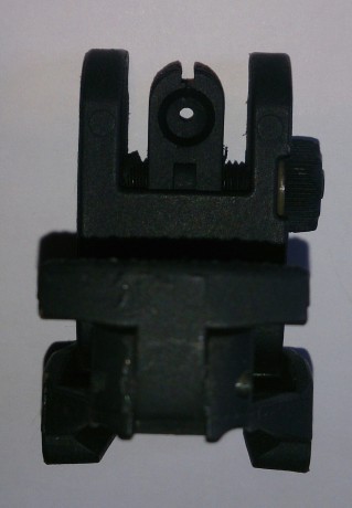 A ver si alguuen me da alguna idea...

Tengo una réplica de m16 con asa fija y miras de combate de esas 20