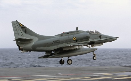 Pues eso, en este hilo pretendo deleitaros como amantes de los aviones de combate que sois muchos, con 51
