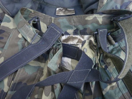 Usado en muy pocas ocasiones, en perfecto estado.

Forro polar verde desmontable y pantalón y chaqueta 12
